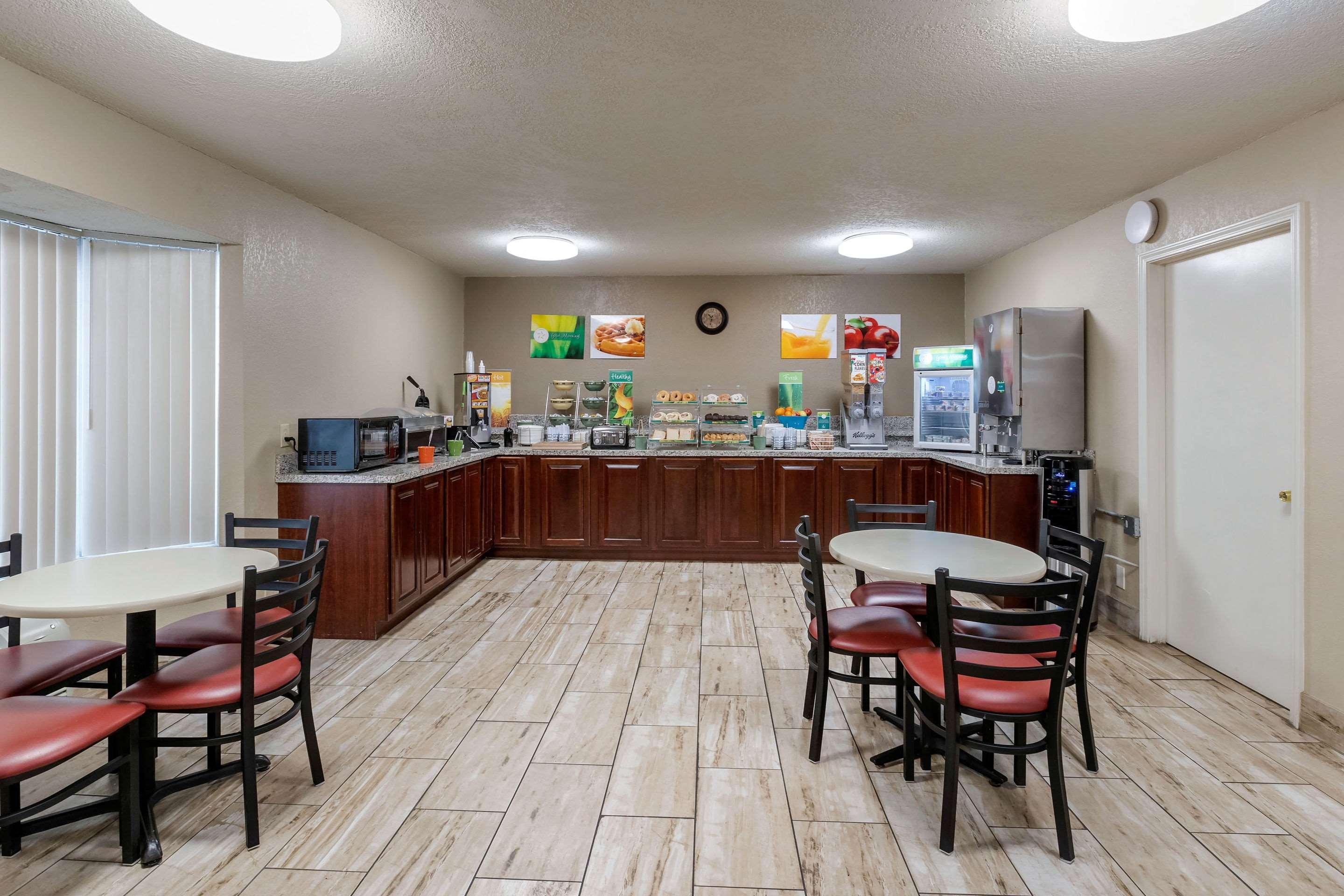 Quality Inn & Suites Des Moines - Merle Hay Road Urbandale Exterior foto